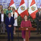 La presidenta, Dina Boluarte (c), durante un discurso televisado junto a miembros de su gabinete de Gobierno.