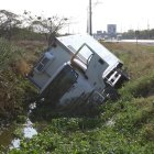 El camión terminó en una zanja del trayecto.