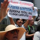 Un grupo de manifestantes protestan en contra de la fiscal de la Nación de Perú, Patricia Benavides, en la sede del Ministerio Público, en Lima (Perú).