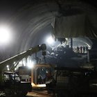 Maquinaria pesada dentro del túnel que se hundió en Uttarkashi.
