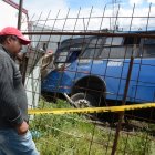 Un bus de transporte público se volcó en el sector Cutuglagua, sur de Quito.
