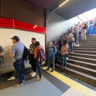 En las estaciones se logró evidenciar largas filas de usuarios.