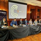 Los representantes de Cortes, en rueda de prensa, este 28 de noviembre en Quito.