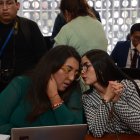 La legisladora del correísmo, Gissela Garzón, junto a Viviana Veloz, también de la Revolución Ciudadana.