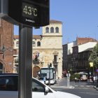 Un termómetro marca 43 grados en León (España). Con una ola de calor en pleno apogeo.