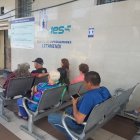 Un grupo de afiliados del IESS y familiares esperan su turno para ser atendidos en el centro de especialidades Letamendi, de Guayaquil