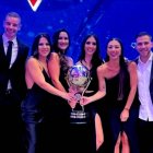 Los argentinos Mauricio Martínez (i), Adrián Gabbarini, Ezequiel Piovi y Lisandro Alzugaray (d) posaron con sus esposas y el trofeo de la Copa Sudamericana.