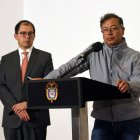 El presidente de Colombia, Gustavo Petro (d), acompañado del fiscal general colombiano, Francisco Barbosa.