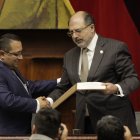 Sesión. Mauricio Torres (izq.) recibió ayer de Henry Kronfle, presidente de la Asamblea, su nombramiento.