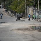 Calles casi completamente vacías, debido a los enfrentamientos entre bandas armadas en Puerto Príncipe (Haití).