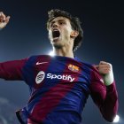 BARCELONA, 28/11/2023.- El delantero del Barcelona Joao Félix celebra tras marcar el segundo gol ante el Oporto, durante el partido de la fase de grupos de la Liga de Campeones que FC Barcelona y Oporto disputan hoy martes en el estadio Olímpico de Montjuic. EFE/Alejandro García