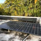Placas solares instaladas en el tejado de una casa en Guaynabo, Puerto Rico.