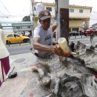 Monigoteros. El artesano Hugo Cruz añade almidón sobre una figura.