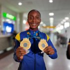 Kiara Rodríguez con las preseas de oro que consiguió en salto largo y 100 metros planos de Santiago 2023.