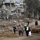 Palestinos caminan después de cruzar desde el norte de la Franja de Gaza al sur de la Franja de Gaza mientras los soldados israelíes avanzan por la carretera Salah Al Din en el centro de la Franja de Gaza, el 28 de noviembre de 2023.