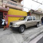 Vehículo ocupa espacio para el peatón en Tulcan y Cleente Ballen.