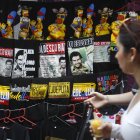 Ccamisetas con imágenes del narcotraficante colombiano Pablo Escobar, el 28 de noviembre de 2023, en Medellín (Colombia)