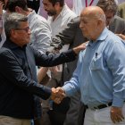 Bogotá. El jefe de la delegación del ELN, Pablo Beltrán (i), y el jefe de la delegación del Gobierno, Otty Patiño