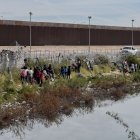Migrantes pernoctan en las cercanías de la frontera con Estados Unidos este jueves 30 de noviembre de 2023 en Ciudad Juárez, en el estado de Chihuahua (México).