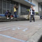 Comercio. Sobre las aceras de la Bahía ya están marcados los puestos.