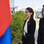 Kim Yo Jong (i), la hermana menor del líder norcoreano Kim Jong Un.