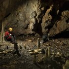 Los miembros del equipo de investigación de La Garma, Carlos García-Noriega y Rodrigo Portero, tomando notas en el yacimiento cántabro donde han descubierto una de las viviendas paleolíticas mejor conservadas del mundo.