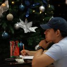 Los ecuatorianos piensan en que gastar este sueldo adicional.