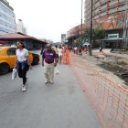 Transeúntes. Los peatones deben caminar casi en media calle y sortear vehículos, debido al cierre de un tramo de Noguchi y avenida Olmedo ante la falta de señaléticas y conos.