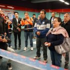 Los primeros usuarios en llegar al Metro de Quito.