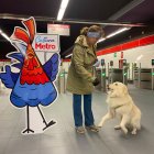 La mujer paseó con su fiel amigo por una de las estaciones del Metro de Quito.