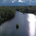 Vista. El cantón Aguarico está rodeado por el río Napo, las comunidades viven en las orillas del afluente y existe un gran espejo de agua.