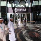 El sultan Ahmed Al Jaber (I), presidente designado de la COP28, llega AL lugar antes de la ceremonia de apertura de la Conferencia COP28 en Dubái.