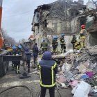 Donetsk. Rescatistas revisan un edificio afectado por los bombardeos.