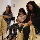 Damarys Mendoza (centro), es una pequeña niña que dice sentirse orgullosa de su madre por el trabajo que realizaron al elaborar este sombrero "tan grande".