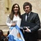 El presidente electo Javier Milei junto a su fórmula vicepresidencial Victoria Villarruel, este 29 de noviembre de 2023, luego de que la Asamblea Legislativa de Argentina proclamara su victoria este en Buenos Aires (Argentina).