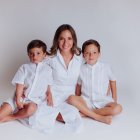 María del Carmen González con sus dos hijos.