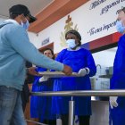 La representante de Estados Unidos ante la ONU, Linda Thomas-Greenfield, participa en la entrega de alimentos durante su visita al albergue San Juan de Dios.