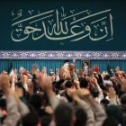 Eel líder supremo iraní muestra al líder supremo iraní, el ayatolá Ali Jamenei (C), saludando a la multitud durante una reunión con miembros de las fuerzas paramilitares iraníes (Basij) en Teherán, Irán, el 29 de noviembre de 2023