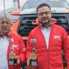 Jhon Zabaleta (i) y Adrián Castillo (d) con el trofeo de campeones de la prueba de rally.