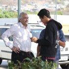 Familiares del docente asesinado acudieron a la morgue.