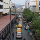 1. Referencial. Esta situación les genera preocupación entre los presidentes de las asociaciones de comerciantes de la Bahía (foto). 2. Hecho. Justicia y Vigtilancia dio a conocer que, tras un operativo, en las calles Huayna Cápac y Ayacucho, halló y decomisó fuegos artificiales que se vendían clandestinamente.