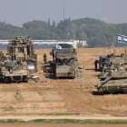 Soldados israelíes y sus vehículos de combate congregados cerca de la frontera con la Franja de Gaza, este sábado 2 de diciembre.