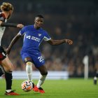 London (United Kingdom), 02/10/2023.- Moises Caicedo of Chelsea (R) controls the ball under pressure from Tim Ream of Fulham during the English Premier League soccer match between Fulham FC and Chelsea FC in London, Britain, 02 October 2023. (Reino Unido, Londres) EFE/EPA/DAVID CLIFF EDITORIAL USE ONLY. No use with unauthorized audio, video, data, fixture lists, club/league logos or "live" services. Online in-match use limited to 120 images, no video emulation. No use in betting, games or single club/league/player publications.