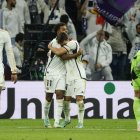 MADRID, 02/12/2023.- El delantero brasileño del Real Madrid Rodrygo Goes (ci) celebra su gol (segundo de su equipo) durante el partido de LaLiga de fútbol equivalente a la jornada 15 de LaLiga que Real Madrid y Granada CF disputan este sábado en el estadio Santiago Bernabéu. EFE/ Mariscal