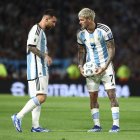 AMDEP3098. BUENOS AIRES (ARGENTINA), 16/11/2023.- Lionel Messi (i) y Rodrigo de Paul de Argentina hoy, en un partido de las Eliminatorias Sudamericanas para la Copa Mundial de Fútbol 2026 entre Argentina y Uruguay en el estadio La Bombo en Buenos Aires (Argentina). EFE/ Luciano González
