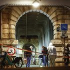 Policía forense investiga la escena tras un ataque con arma blanca ocurrido este sábado 2 de diciembre en París.