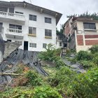 Evidencia. La tolda negra colocada por los vecinos luce en mal estado.