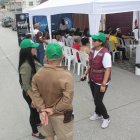 Proyecto. Gema Vivas está encargada de la seguridad de las puertas en Samanes 1, donde se han colocado rejas para contener a la delincuencia.