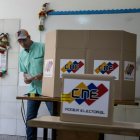 .El dirigente opositor Henrique Capriles participa en el referéndum consultivo por El Esequibo.