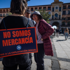 España. Una mujer luce un cartel en el que se puede leer “No somos mercancía. No a la explotación sexual”.